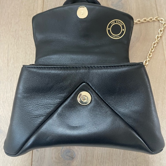 Elegant Black Handbag with Floral Accent - Picture 9 of 12